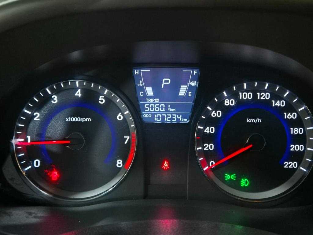 HYUNDAI Accent 2011 Gris - Importación desde Corea - HF Imports Iquique - Foto 14