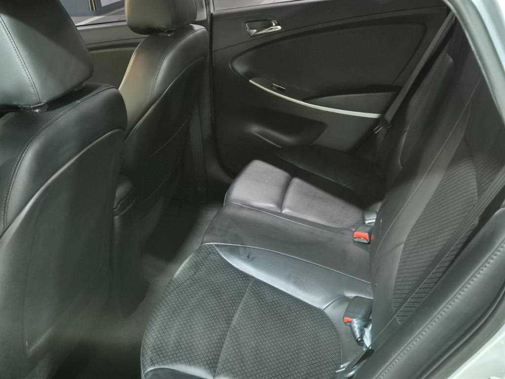 HYUNDAI Accent - Vista 7