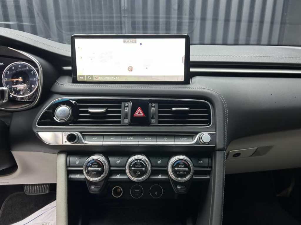 Genesis G70 - Vista 10