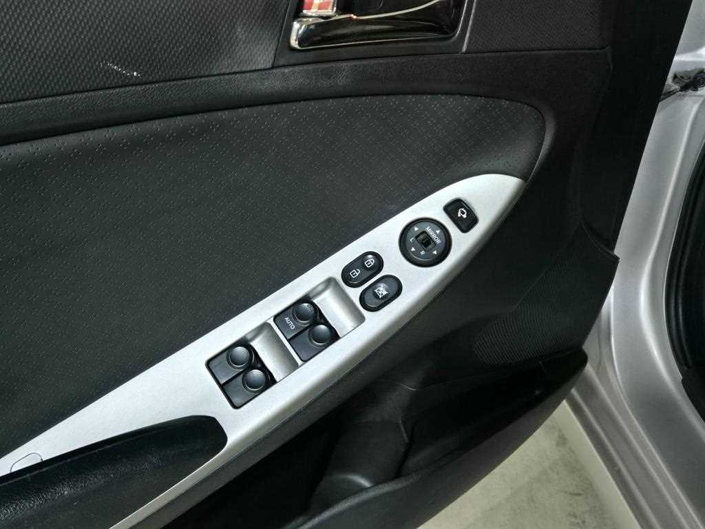 HYUNDAI Accent - Vista 6