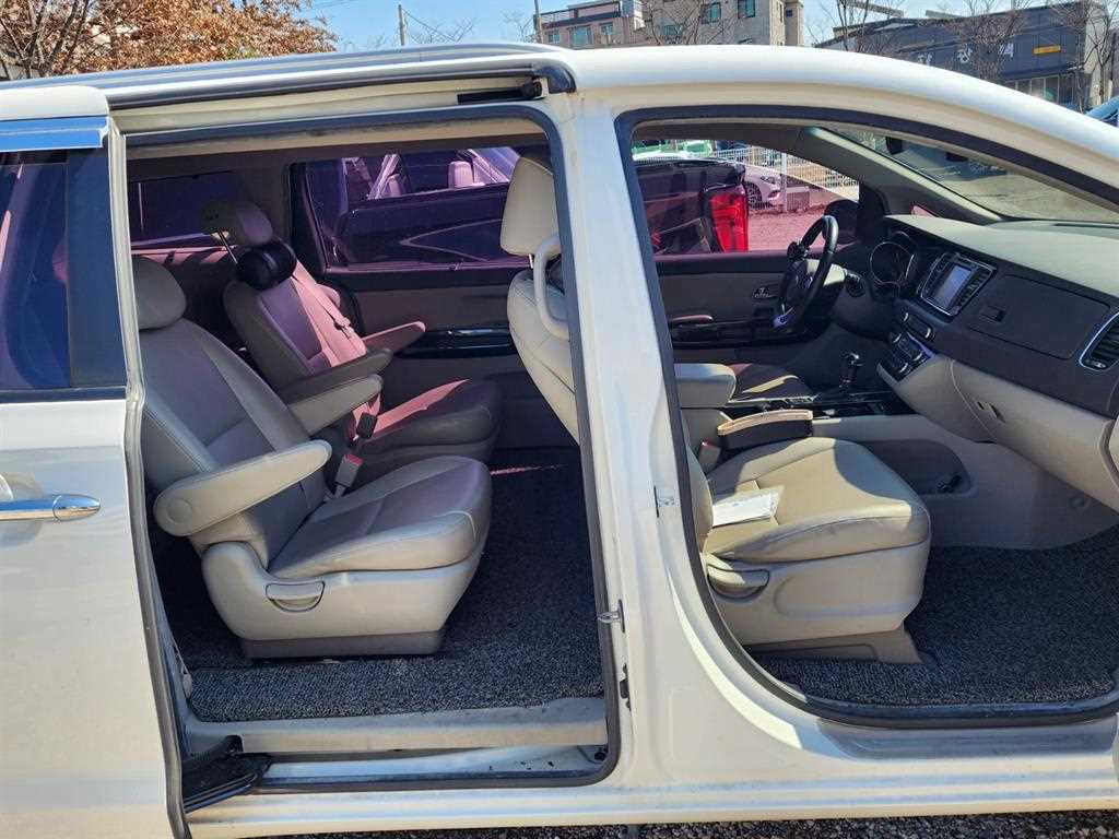 KIA Carnival - Vista 10