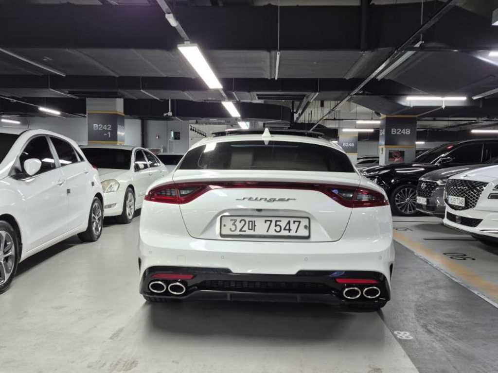 KIA Stinger - Vista 4