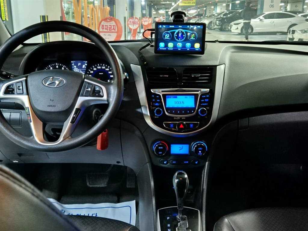 HYUNDAI Accent - Vista 8