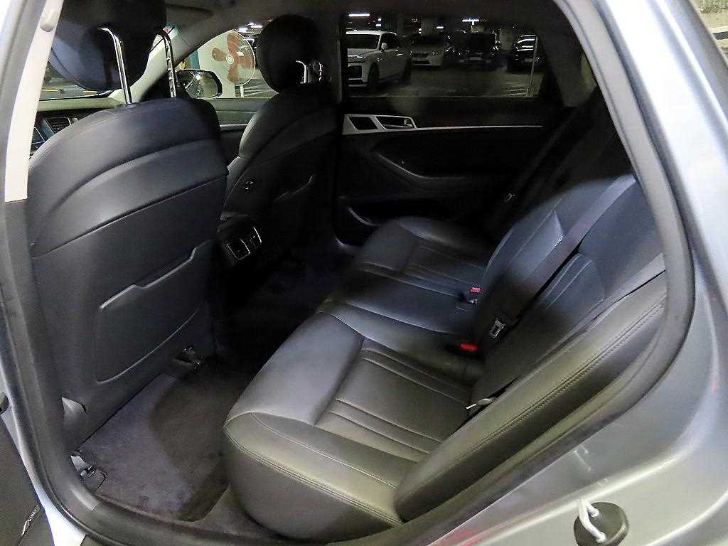 HYUNDAI Genesis - Vista 7