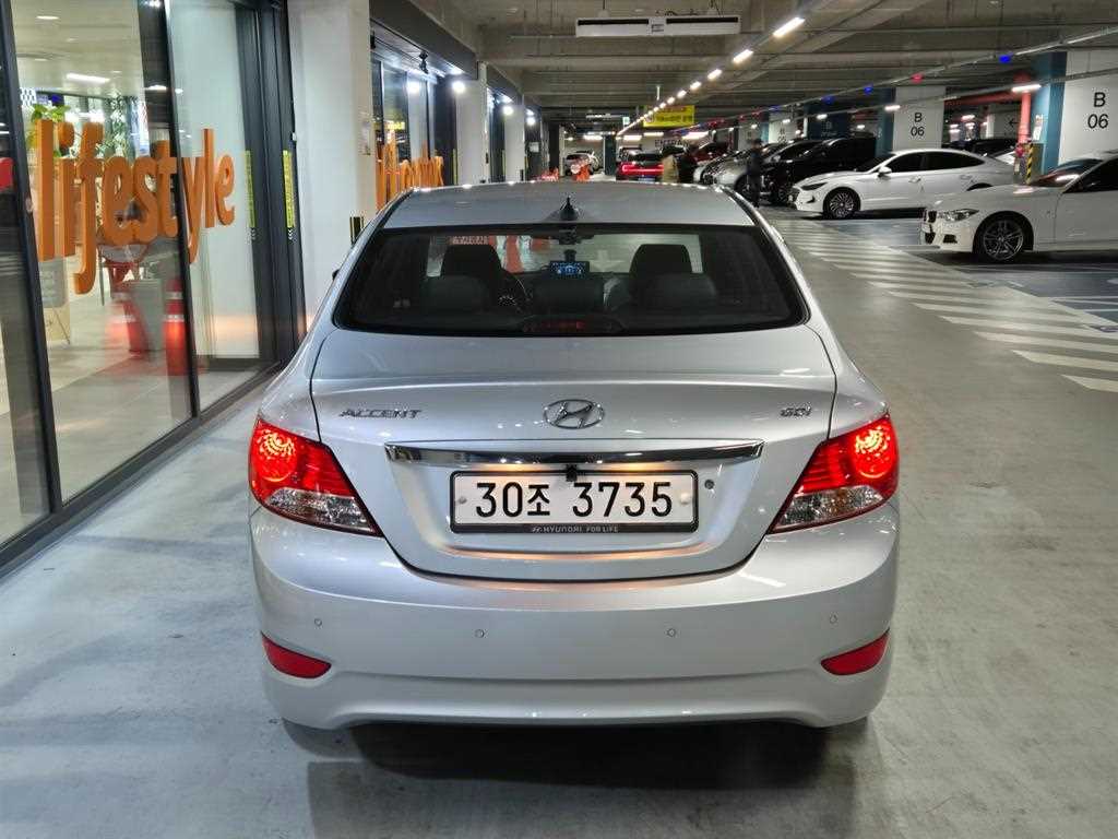 HYUNDAI Accent - Vista 5