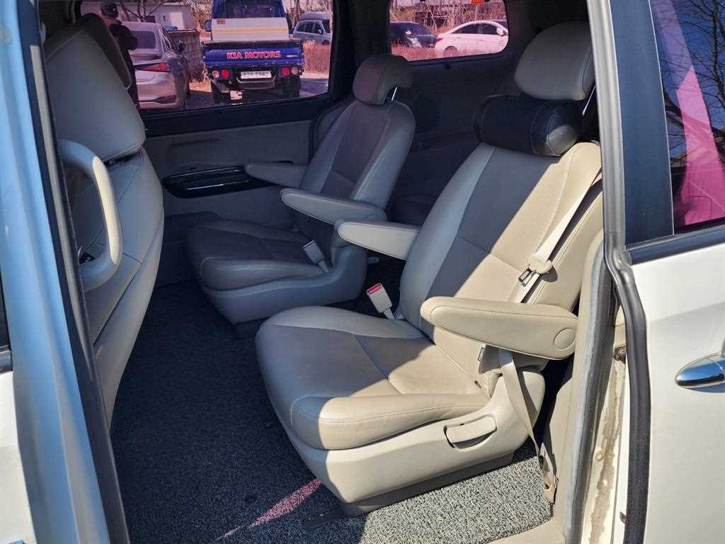 KIA Carnival - Vista 11