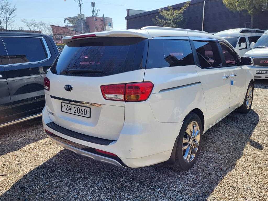 KIA Carnival - Vista 5