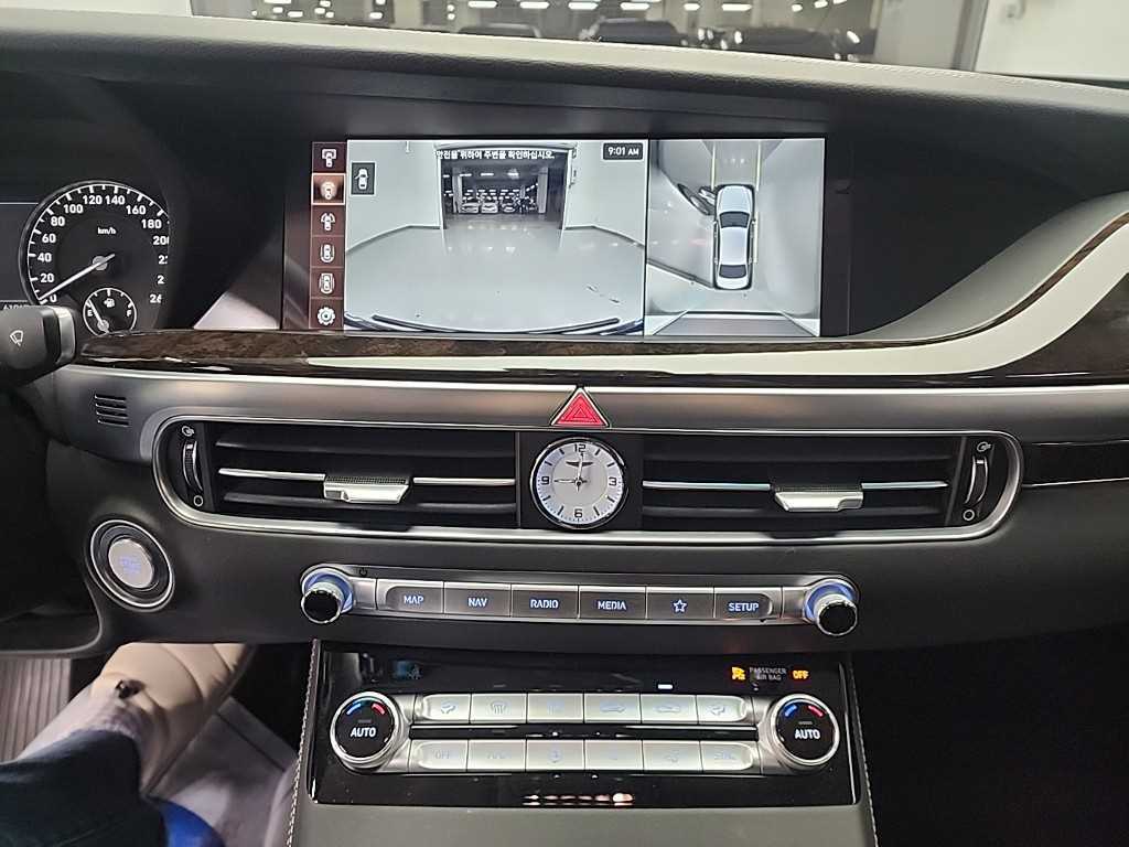 Genesis G90 - Vista 10