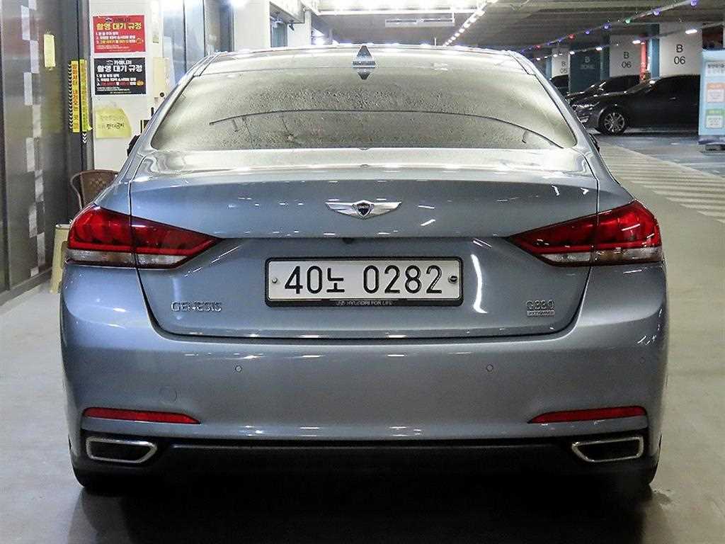 HYUNDAI Genesis - Vista 5