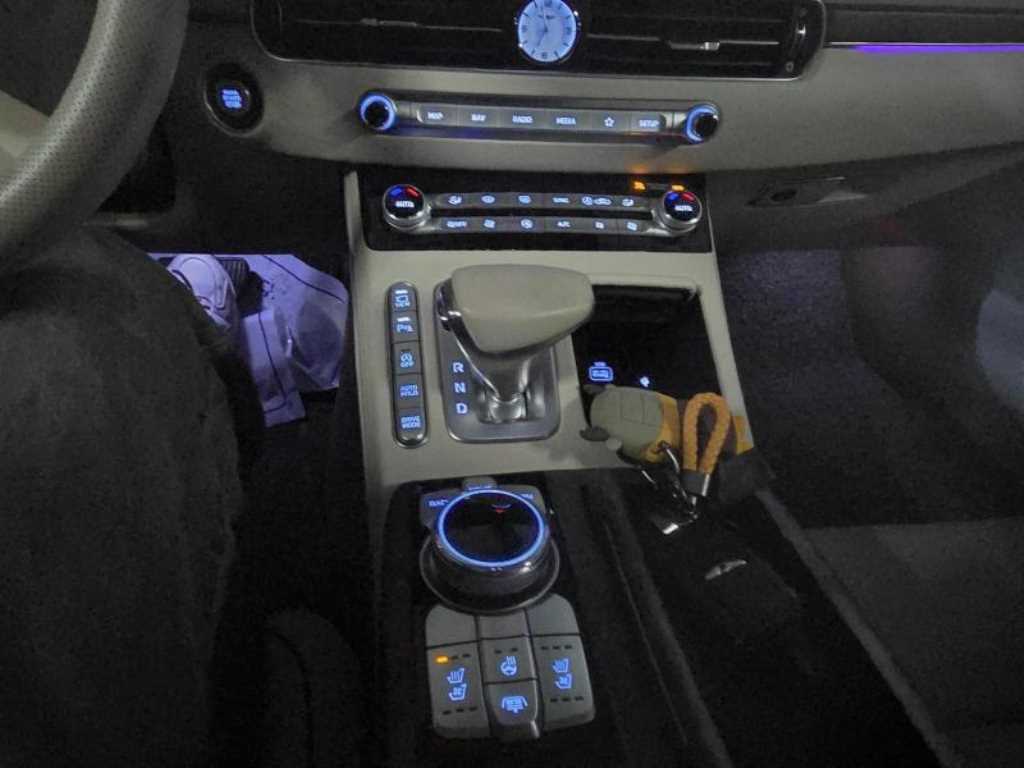 Genesis G90 - Vista 11