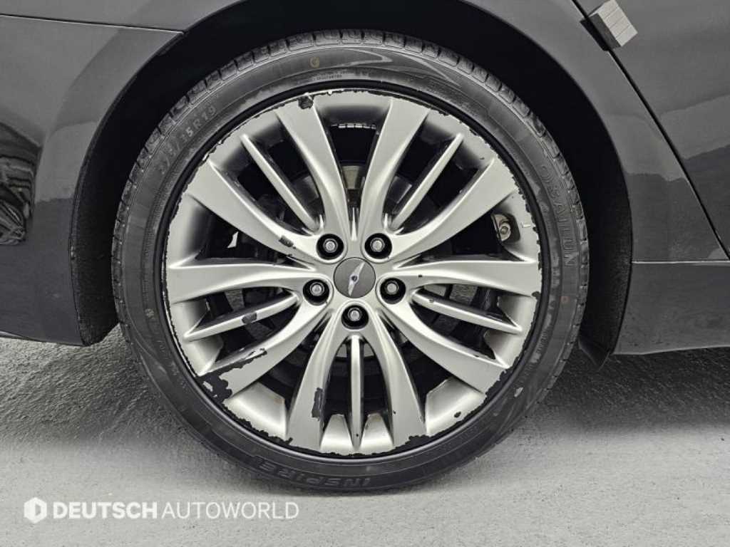 HYUNDAI Genesis - Vista 5