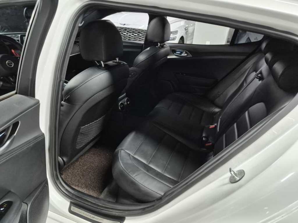 KIA Stinger - Vista 9