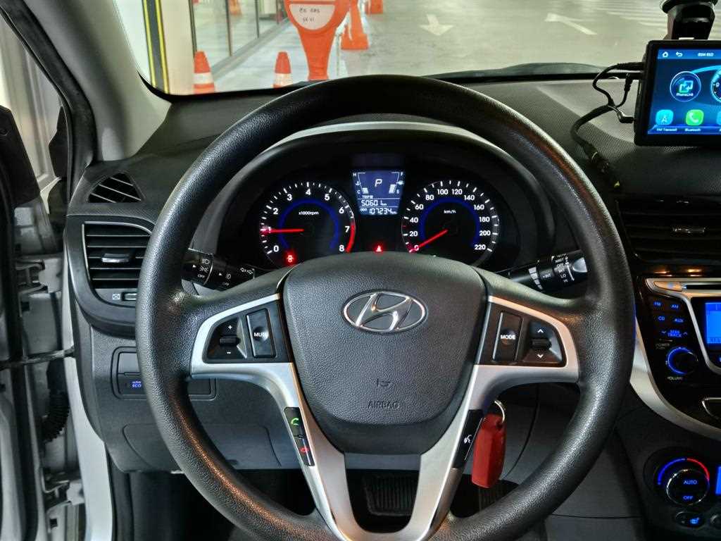 HYUNDAI Accent - Vista 9