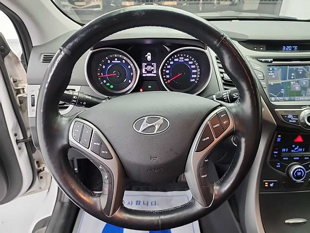 HYUNDAI Avante - Vista 9