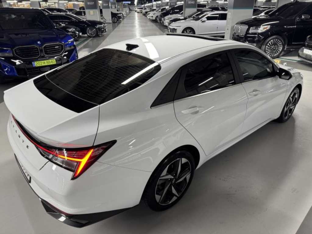 HYUNDAI Avante - Vista 5