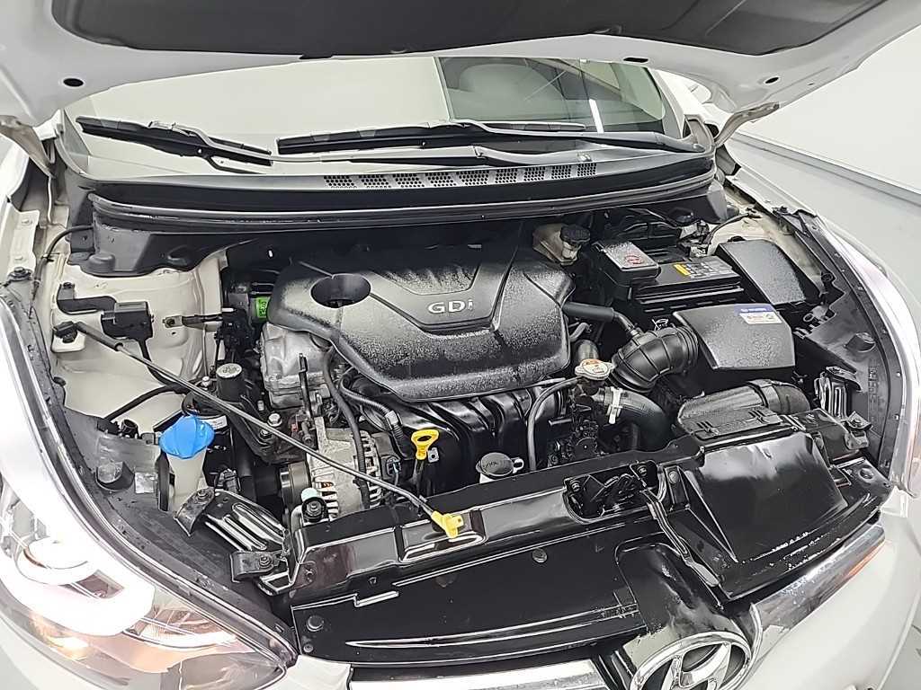 HYUNDAI Avante - Vista 5