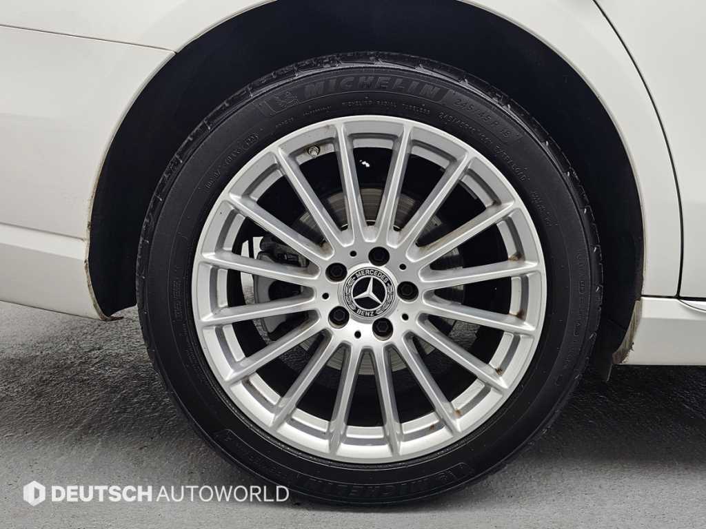 Mercedes Benz E class - Vista 5