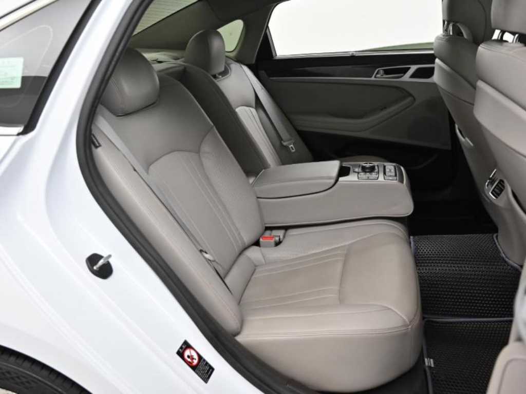 HYUNDAI Genesis - Vista 12