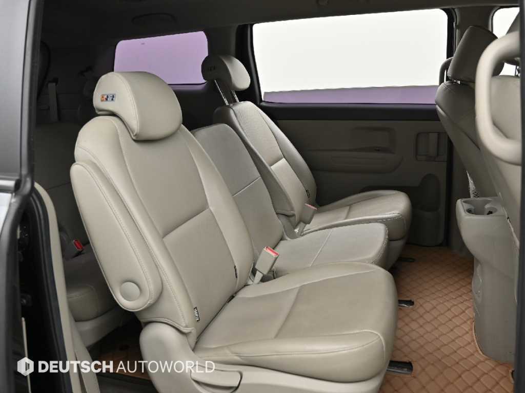 KIA Carnival - Vista 12