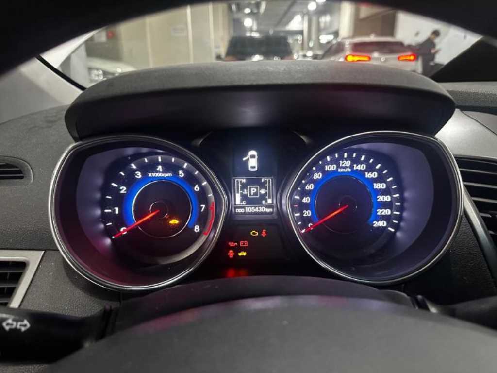 HYUNDAI Avante - Vista 3