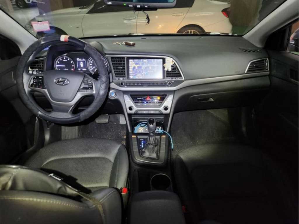 HYUNDAI Avante - Vista 11