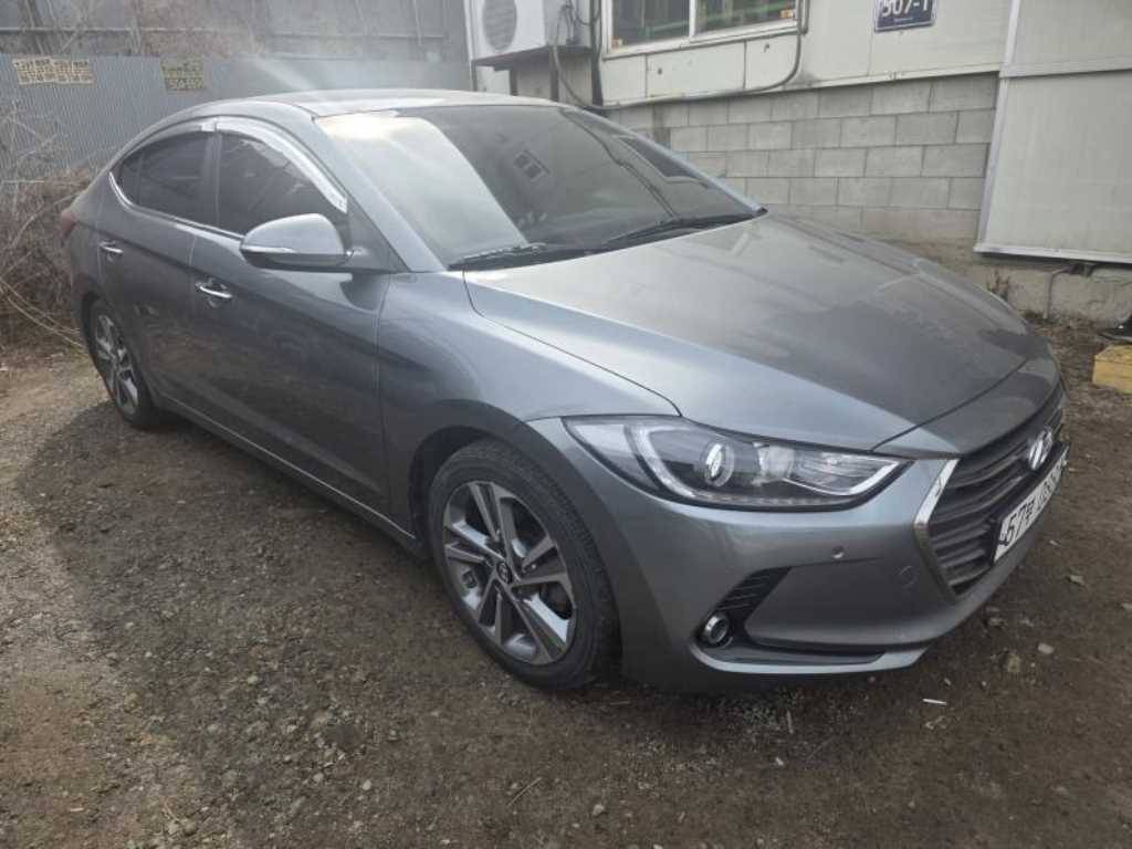 HYUNDAI Avante - Vista 3