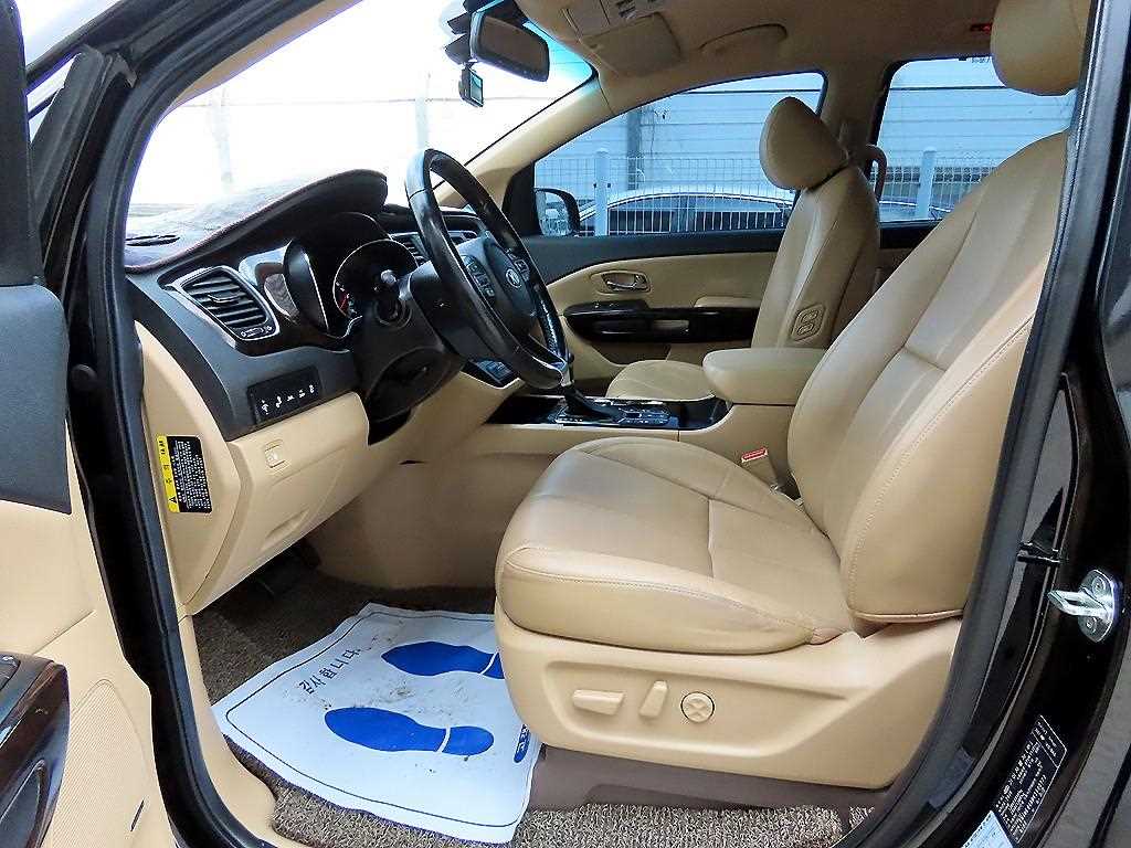 KIA Carnival - Vista 5