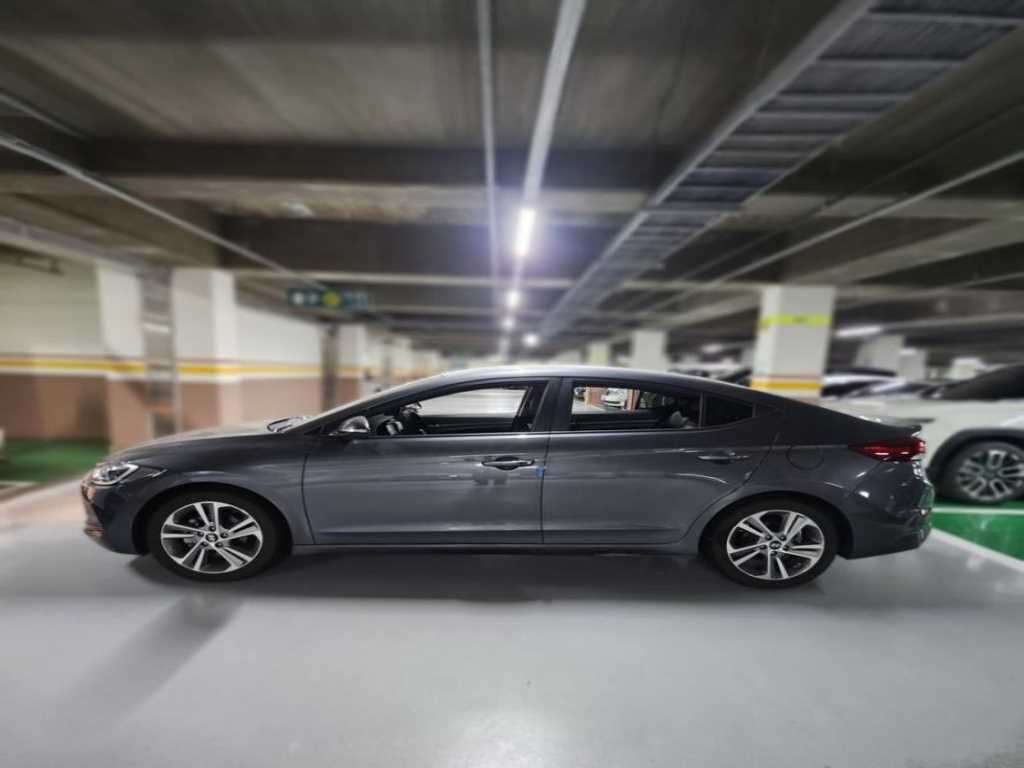 HYUNDAI Avante - Vista 3