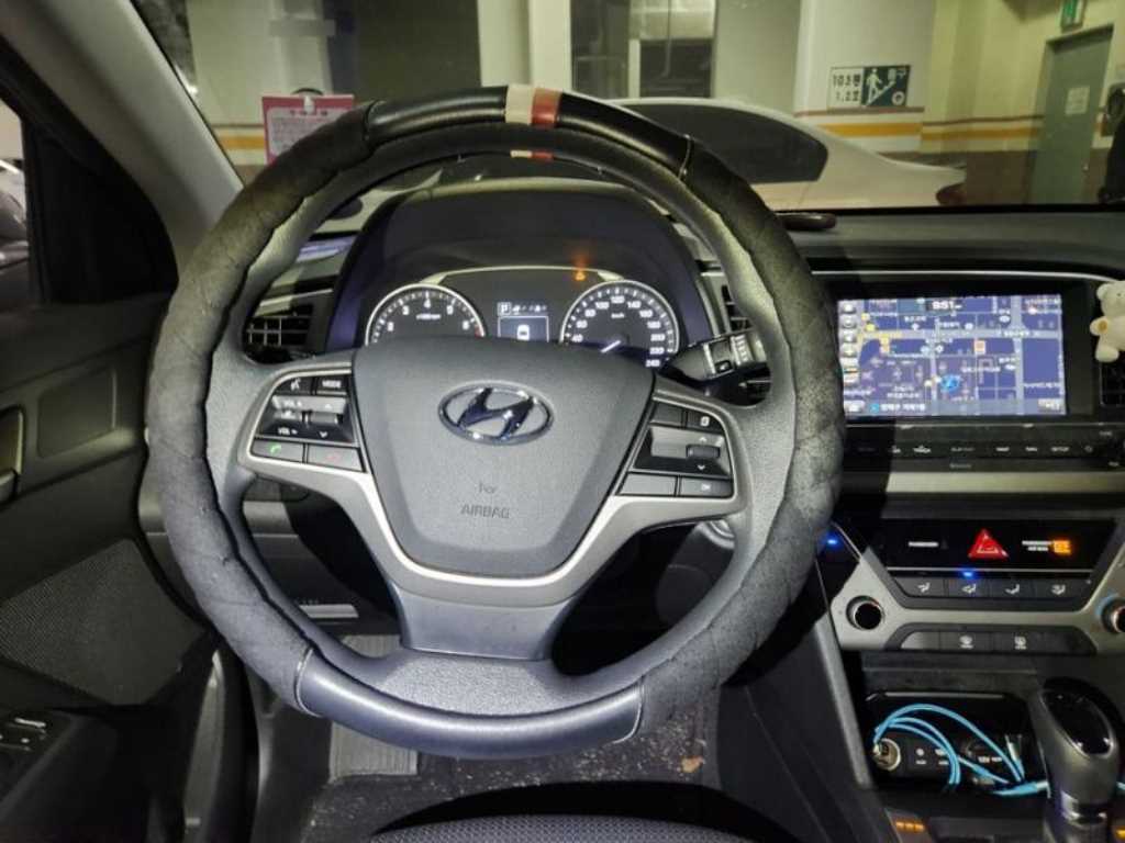 HYUNDAI Avante - Vista 10