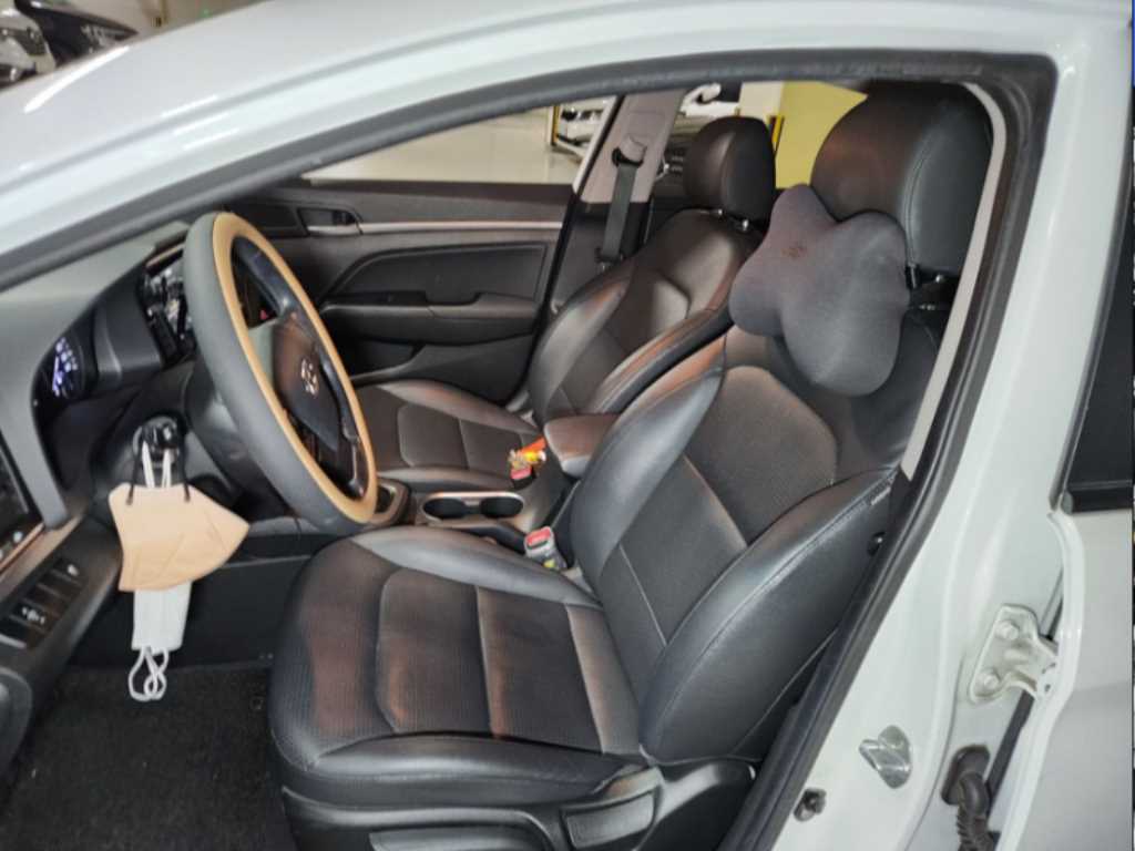 HYUNDAI Avante - Vista 5