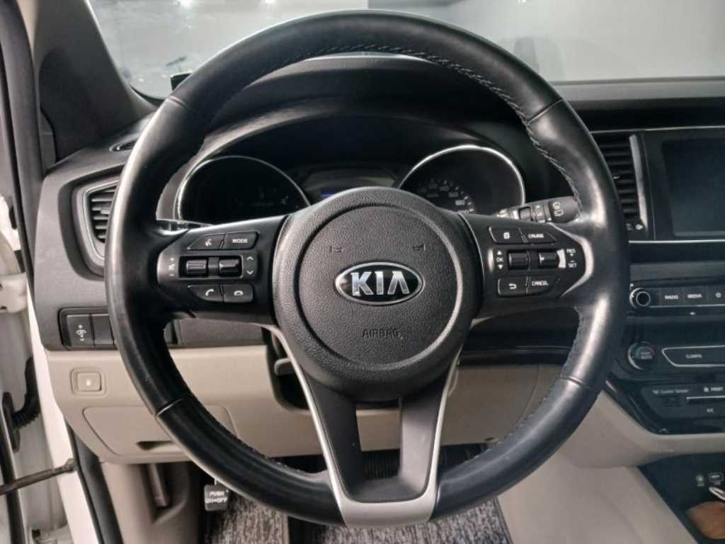 KIA Carnival - Vista 11