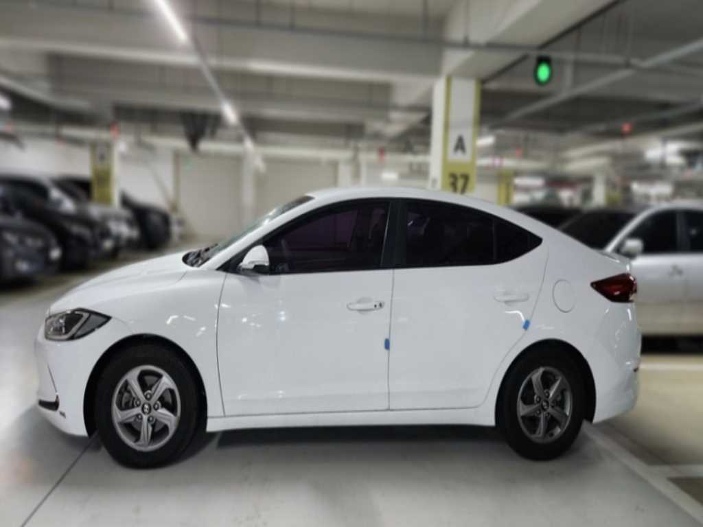 HYUNDAI Avante - Vista 3