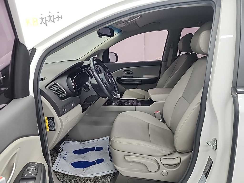 KIA Carnival - Vista 11