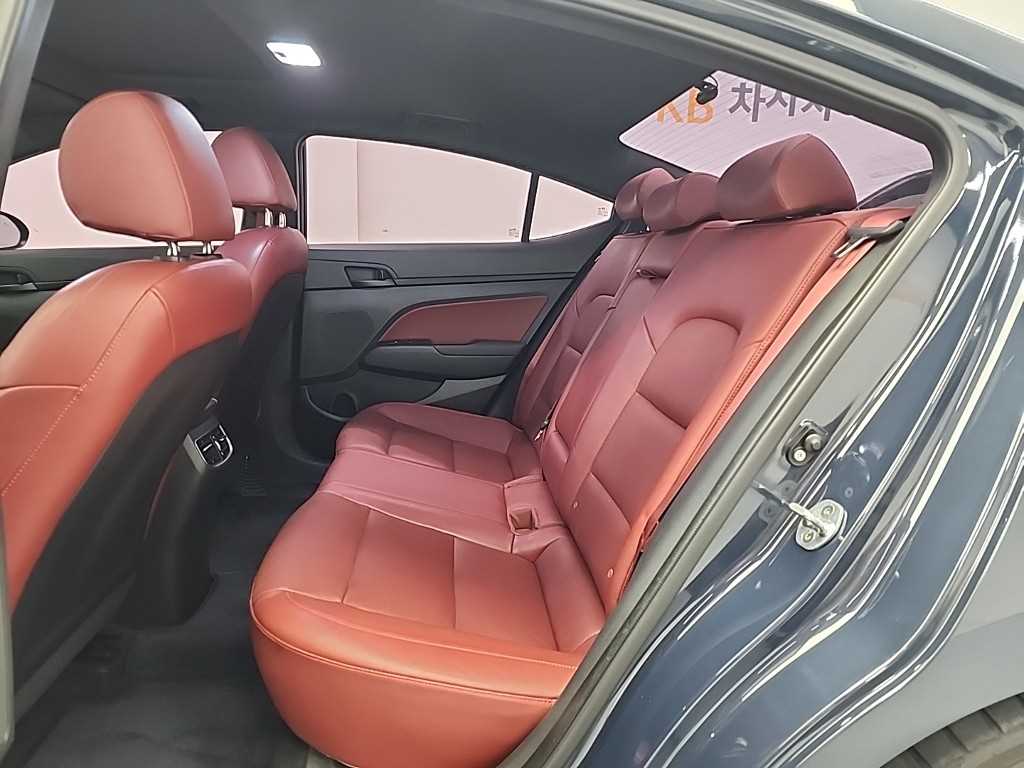 HYUNDAI Avante - Vista 12