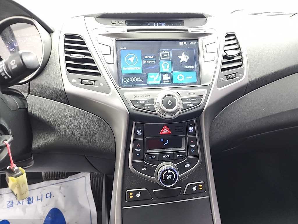 HYUNDAI Avante - Vista 9