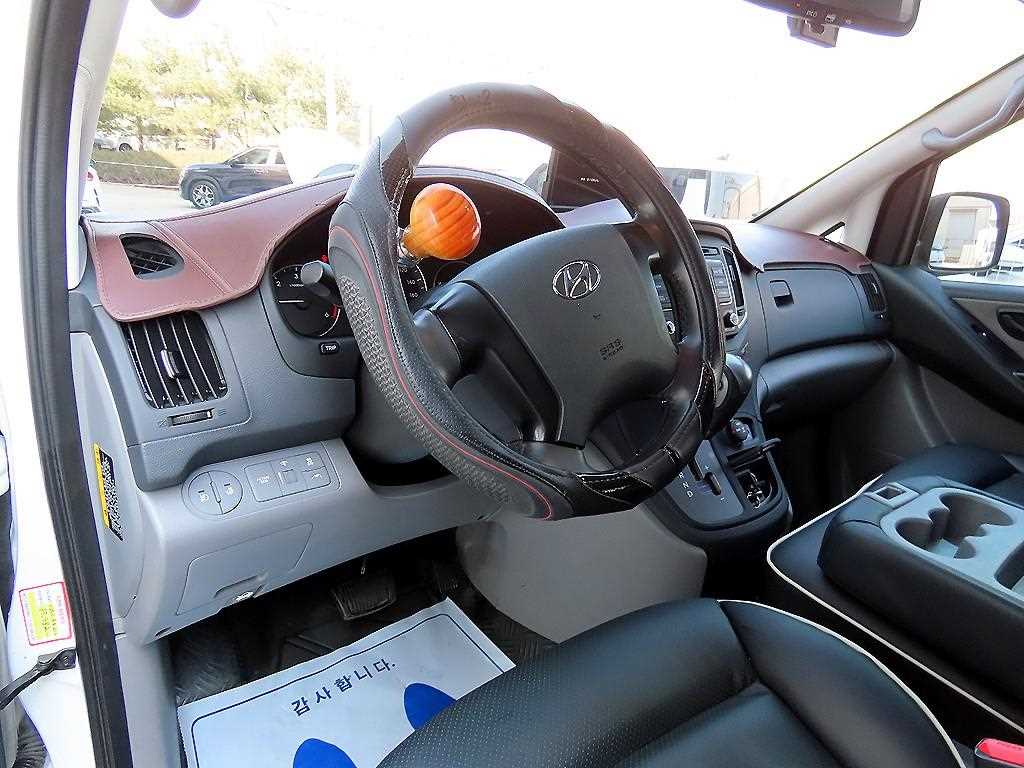 HYUNDAI Starex - Vista 8