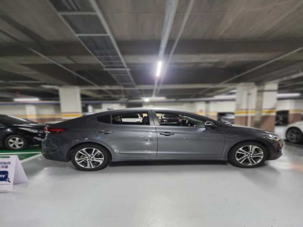 HYUNDAI Avante - Vista 4