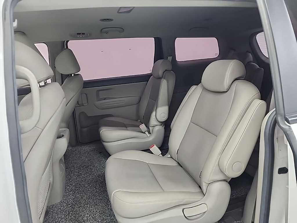 KIA Carnival - Vista 12