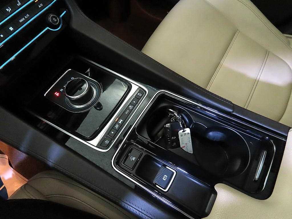 Jaguar F-PACE - Vista 12