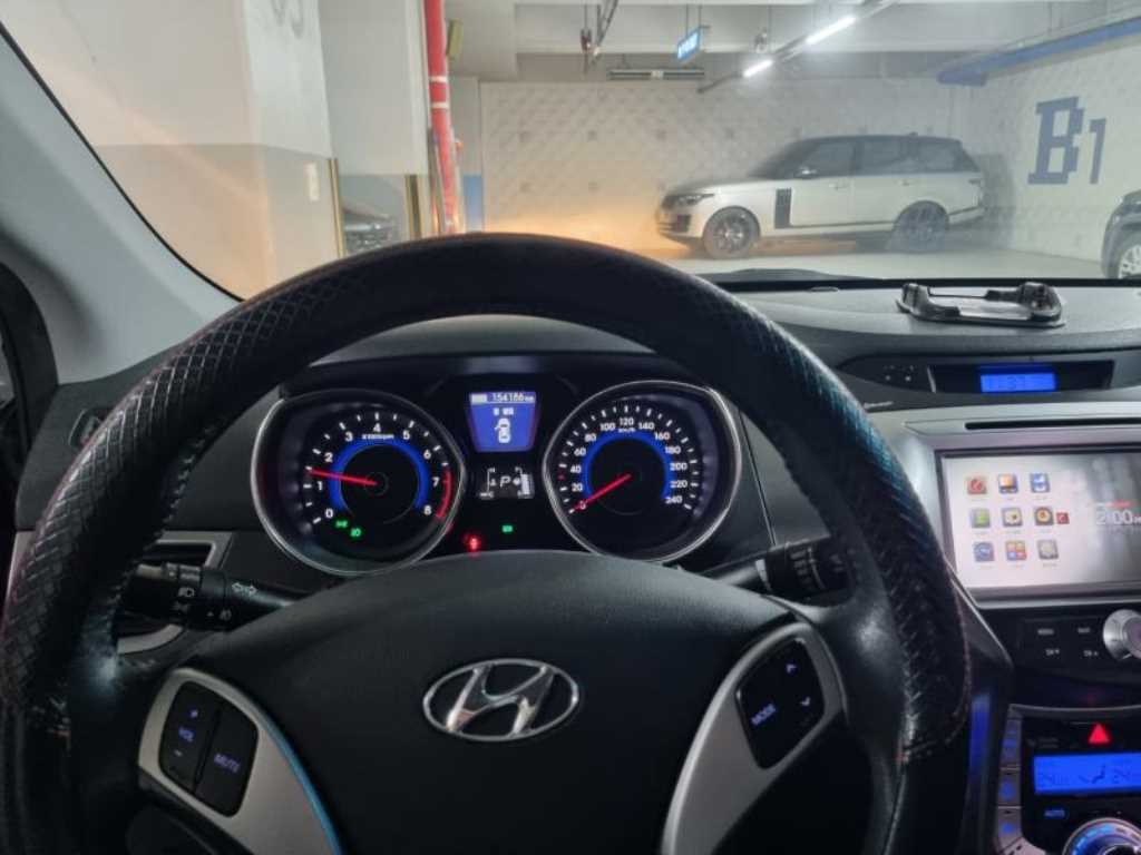 HYUNDAI Avante - Vista 9