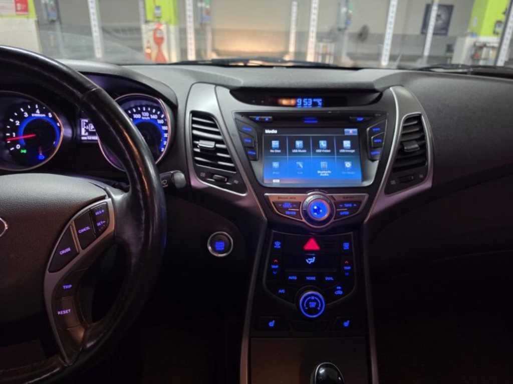 HYUNDAI Avante - Vista 7