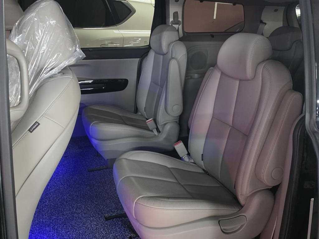 KIA Carnival - Vista 9