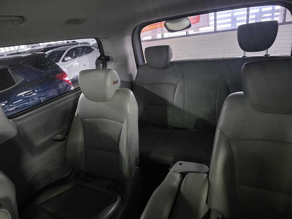 HYUNDAI Starex - Vista 8