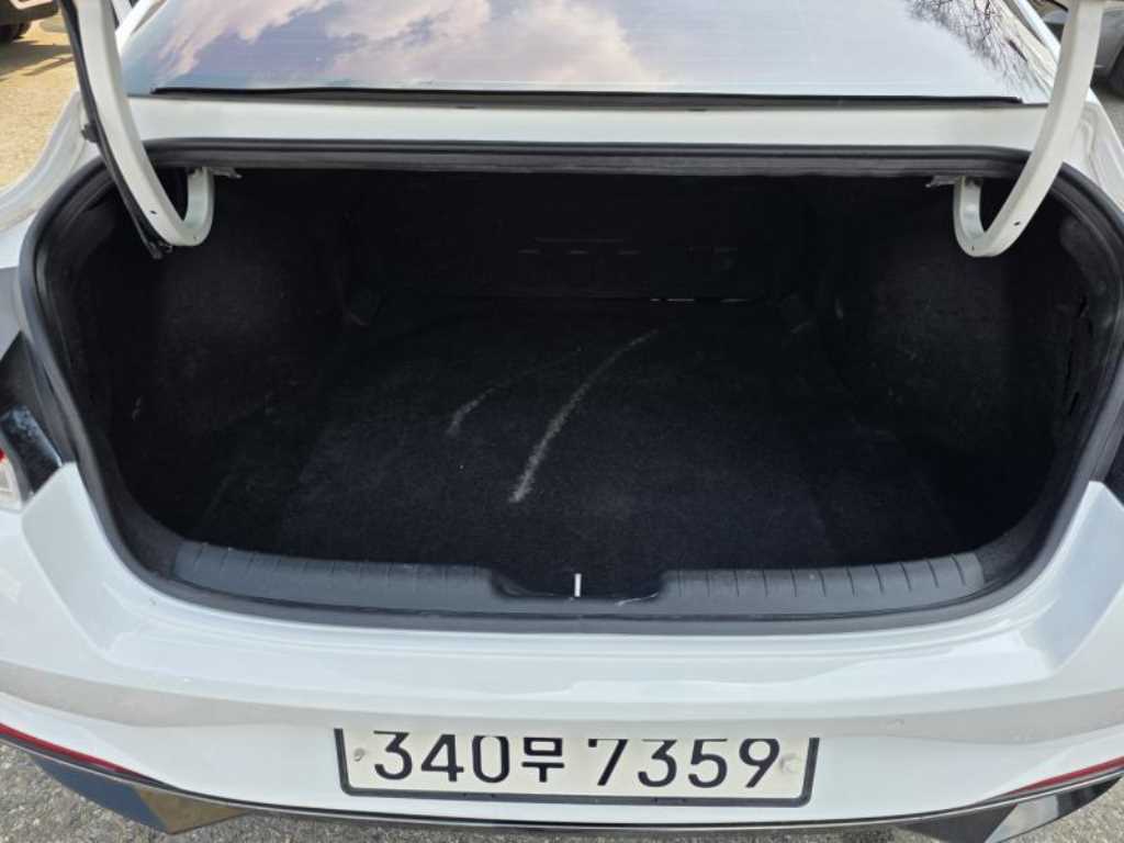 HYUNDAI Avante - Vista 9