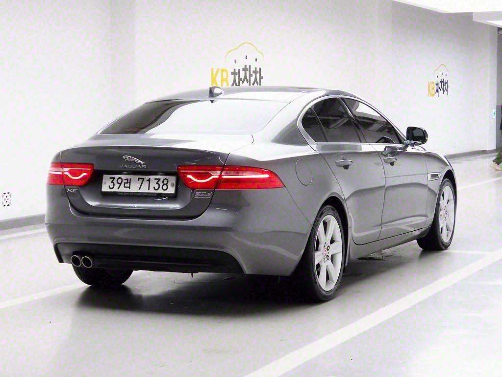 Jaguar XE - Vista 4