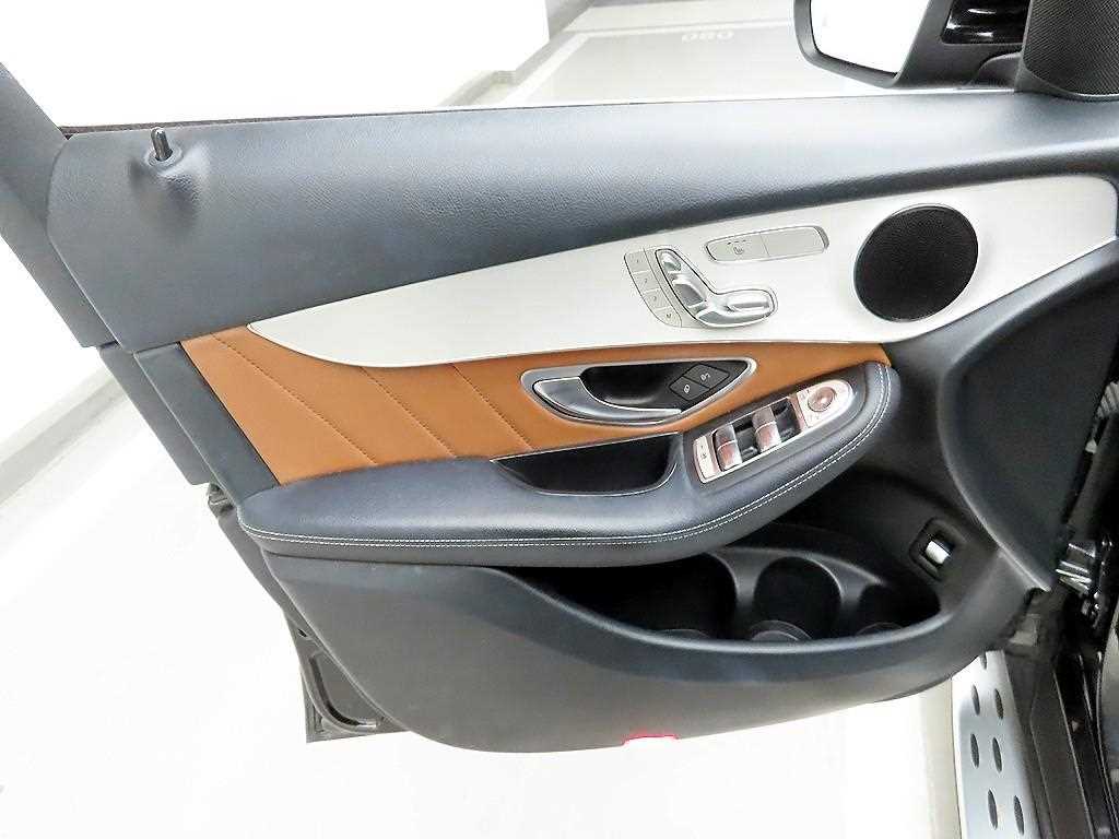 Mercedes Benz GLC Class - Vista 11