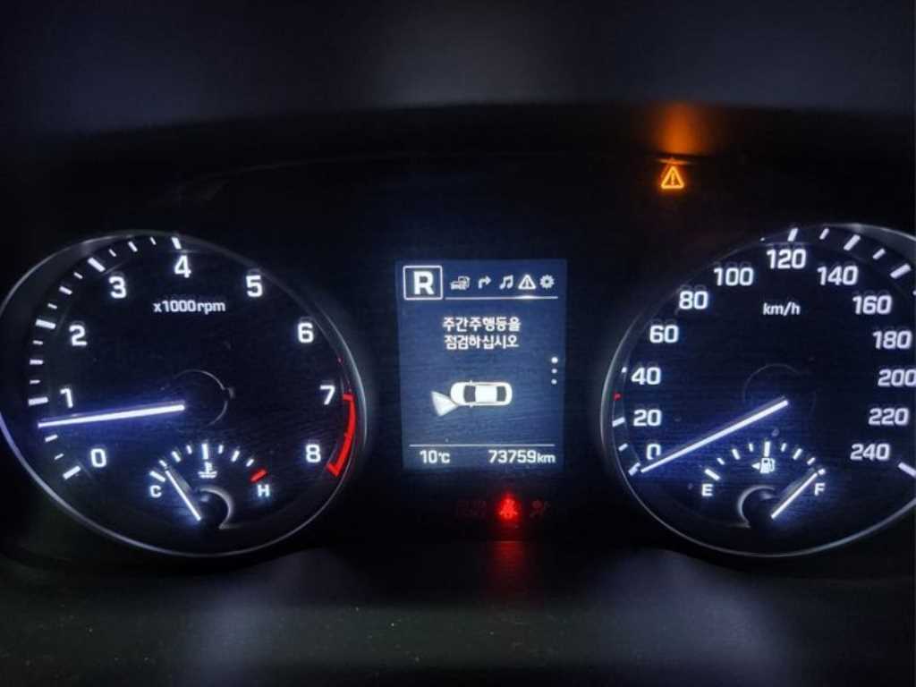 HYUNDAI Avante - Vista 9