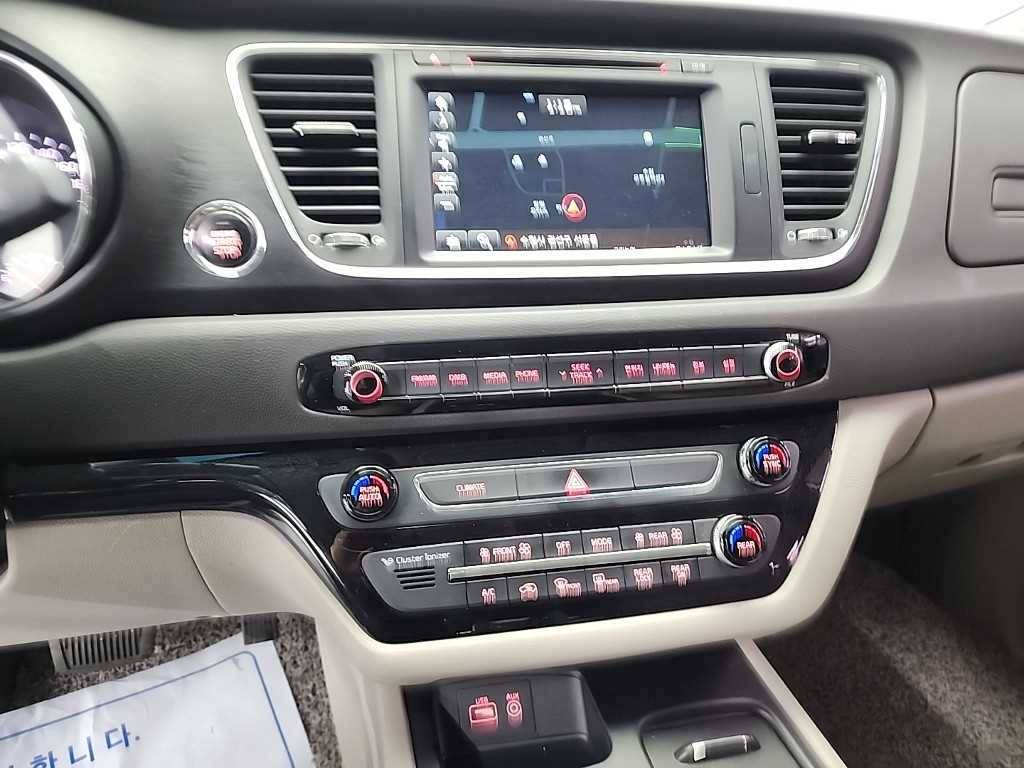 KIA Carnival - Vista 10