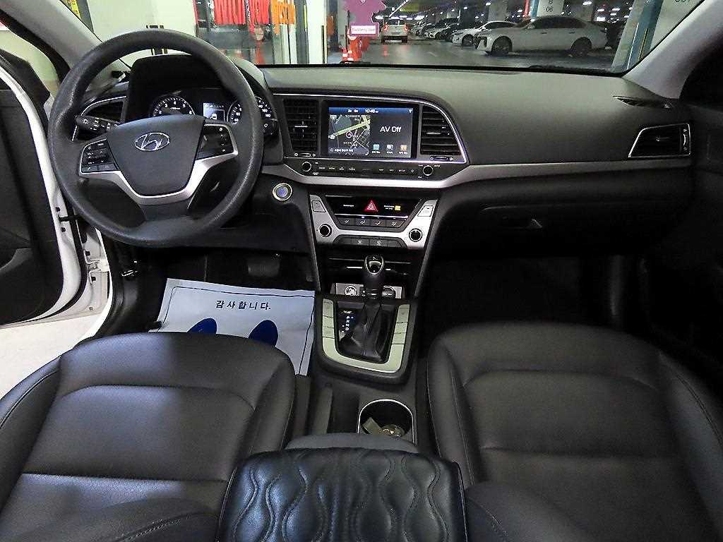 HYUNDAI Avante - Vista 10