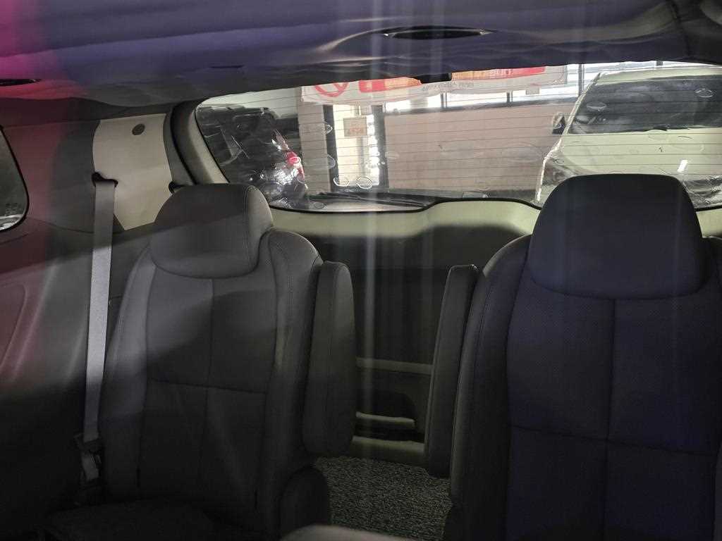 KIA Carnival - Vista 10